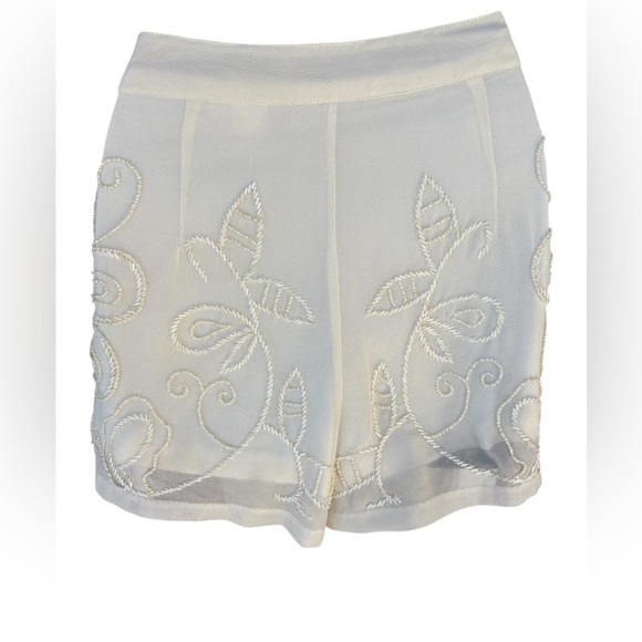 Gianni Bini Beige Floral Beaded Fully Lined Dress
Shorts Women's Size 6 preloved - Picture 5 of 8